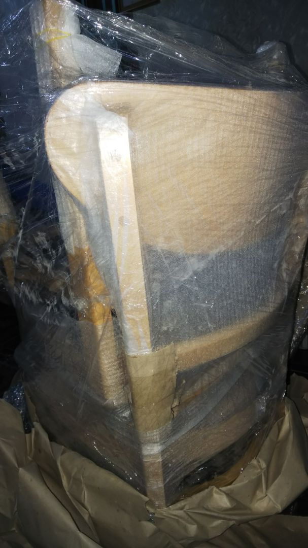 sp màu vàng như hình, đóng gói cẩn thận, giao hàng nhanh, gỗ chắc chắn ưng 100% 22/10/2021