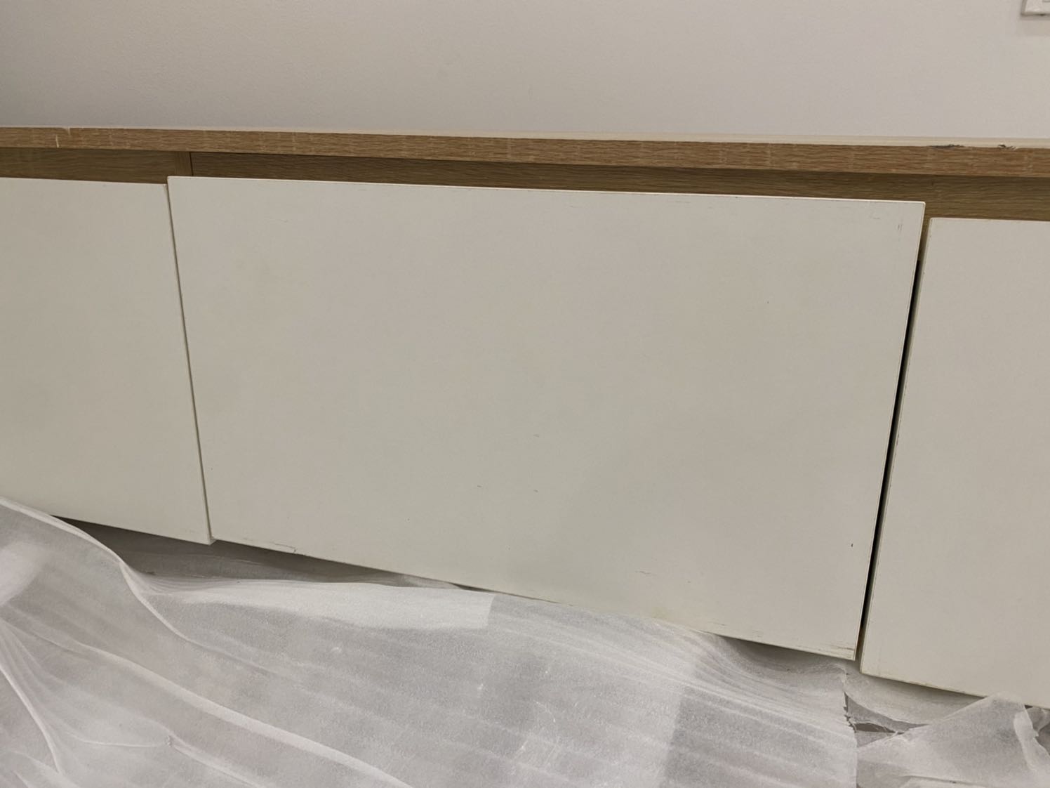 Thất vọng khi nhận được hàng, cánh tủ đóng lệch hẳn nhau. Shop đóng gói quá sơ sài, nhận hàng đã sứt mẻ các cạnh tủ và thủng luôn hậu tủ. Yêu cầu shop thu hồi hàng. Mình không thể sử dụng được hàng chất lượng kém như thế này :(