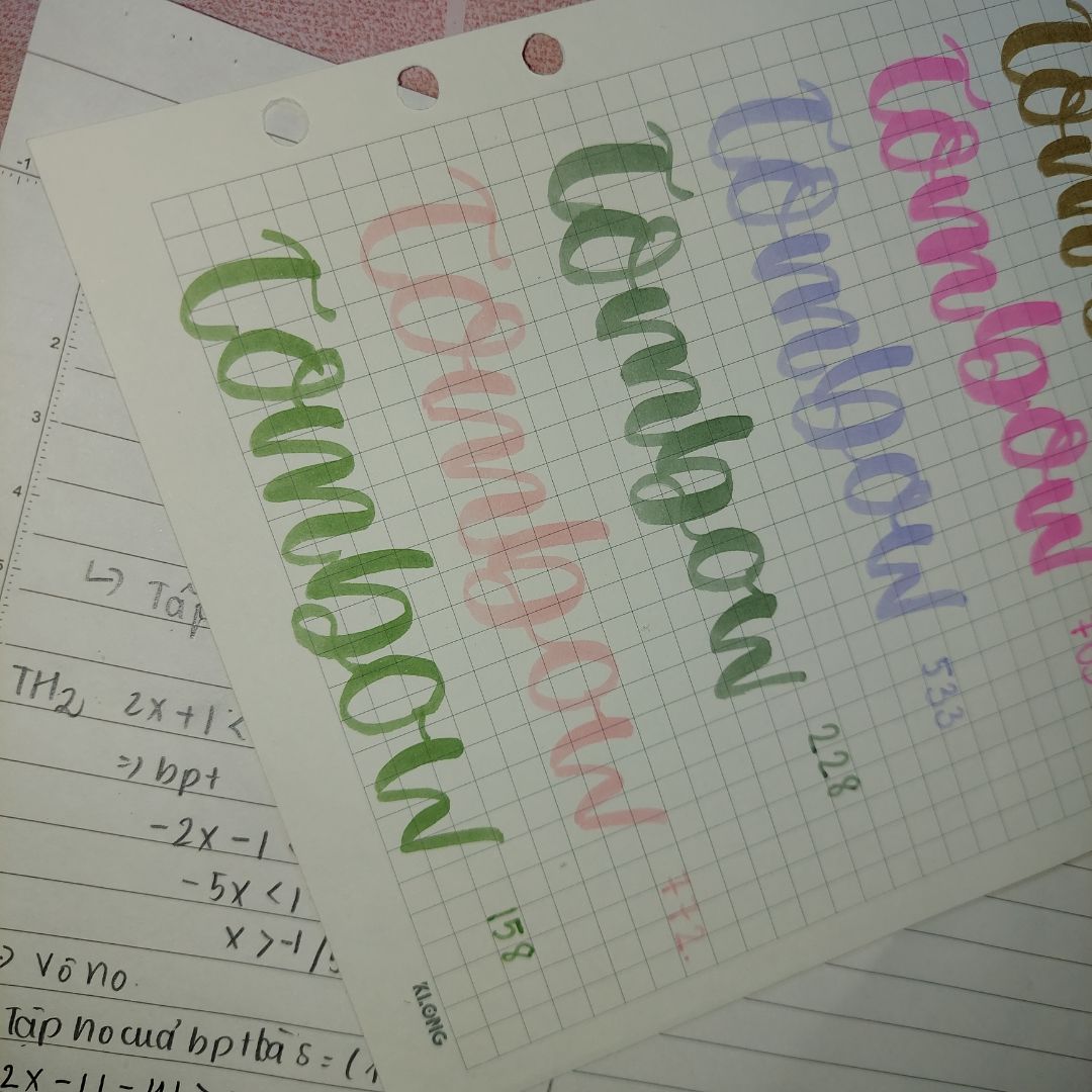 lần này là lần thứ 2 mình mua . Hai màu 772 và 158 đẹp lắm ấy . Bút tombow chất lượng xịn khỏi bàn nha . Nếu mọi người mua mình suggest màu 533, 158,772 và 856( nếu ai thích đỏ giống mình ) nha