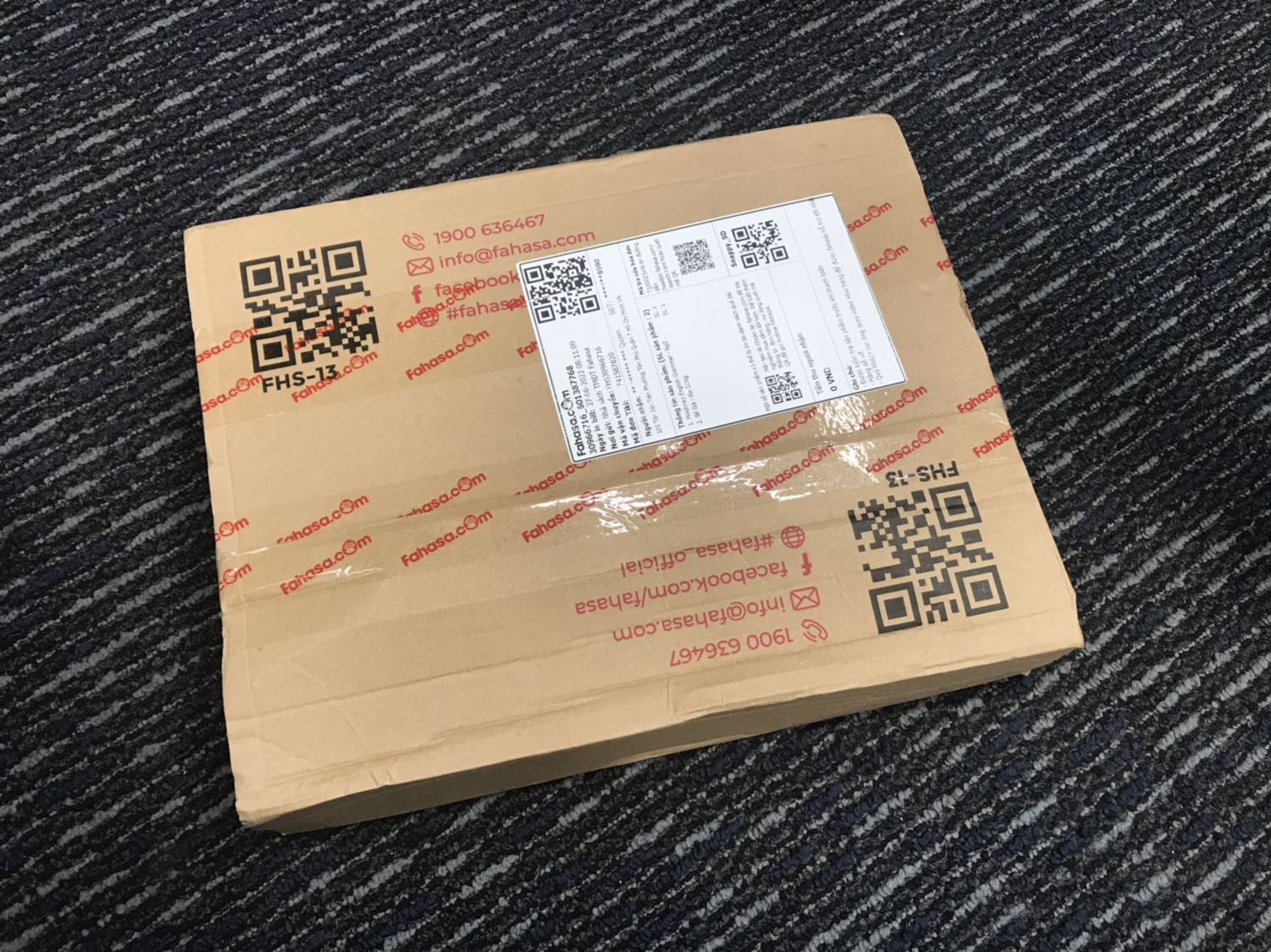 Fahasa giao hàng nhanh cực kỳ. Khuya đặt, trưa hôm sau đã có. 
Mua sách bìa cứng của Fahasa luôn yên tâm vì có chống sốc
Link mở hộp : 
https://youtu.be/gbzdZEj5OSk
Sách đẹp, chữ in dễ đọc. 
Nội dung thì không có gì để chê, dịch giả Ngọc Thứ Lang đã dịch quá xuất sắc mà sau này mình đọc Omerta của dịch giả khác cũng không tìm lại được “chất” giang hồ đó