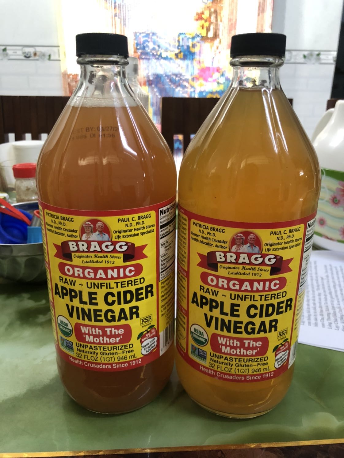 mình mua dấm táo rất nhiều lần.đây là lần đầu mua của shop. so với các chai cũ thì chai của sh hình dáng to hơn, nắp trơn bóng còn những chai khác mình mua nắp lì ko bóng, chai bên sh này là cặn những chai khác có con giống, date in của sh này cũng ko giống những chai cũ mình mua, in mờ nhạt có cả ngày tháng năm bằng số, trong khi các chai khác tháng bằng chữ chỉ có năm và ngày năm bằng số thôi.hoang mang quá.mình sẽ oder thêm 1 chai của shop khác nữa xem như thế nào. mong có phản hồi của sh