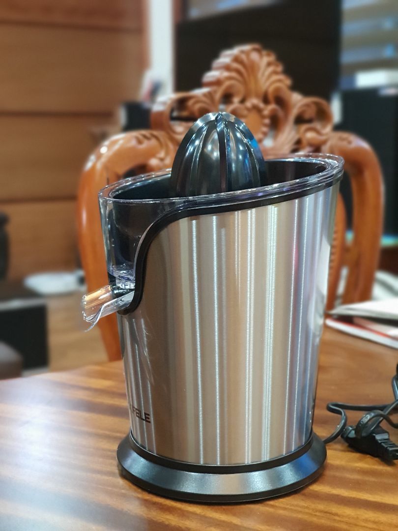 Mới đầu mình không định mua vì giá hơi cao so với các hãng như Lock&Lock và Philips nhưng sau khi mua về thì rất hài lòng. Máy thiết kế đẹp, chắc chân, nhỏ gọn và chạy rất êm, vắt nước rất nhanh và không bị to như các loại giá rẻ. Vệ sinh cũng rất gọn và nhanh.
Máy là loại vắt cam và chảy trực tiếp ra cốc nên khay chứa nếu để chế độ khoá vòi chảy chỉ chứa được 3-4 quả cam là đầy.