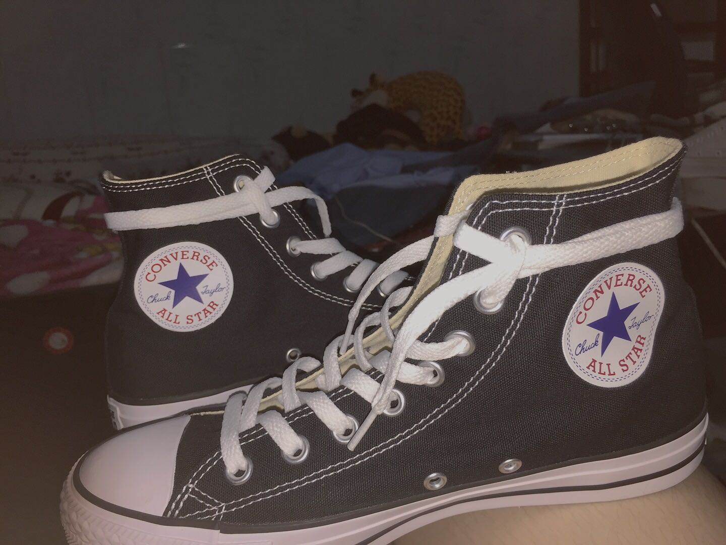 giày thì ok nhưng box thì hỏng mất rồi :(( em không biết do vận chuyển hay như nào mà vừa móp góc rồi vừa rách nữa. tới nỗi mà mẹ em còn hỏi: “giày hiệu hay dỏm mà cái hộp ghê vậy” nữa :(( hơi thất vọng chỗ đó thôi. còn lại thì ok hết ạ ?mẹ em vứt box luôn rồi :)) nên hong chụp được