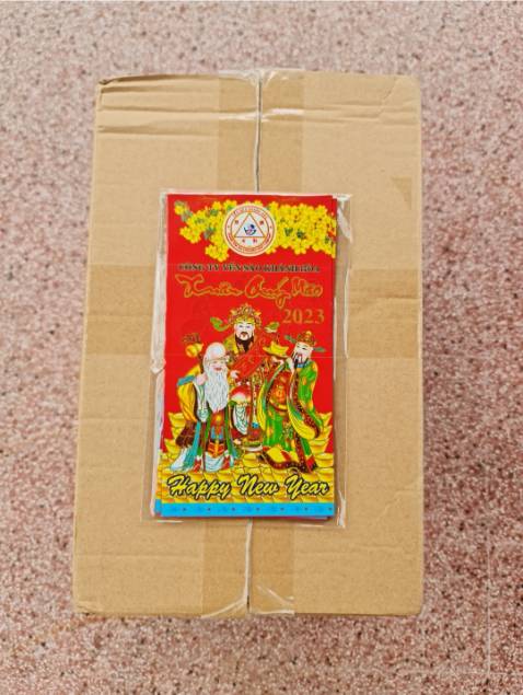 Nước ngon, dễ uống. Mình mua không đường nên vị thanh, không quá ngọt. Hàng đóng gói cẩn thận. Bọc xốp bóng khí bên ngoài và cả bên trong thùng. Thường thì mình mua ở showroom thì thùng có lớn nhãn mác, nhưng không có xốp lót. Còn mua trên app thì thùng không nhẫn mác. Theo mình đoán thì do vận chuyển nên phải lót xốp vì vậy không thể đựng trong thùng như mua ở showroom. Shop cũng tương đối cẩn thận, có cho thêm một vài túi giấy và túi xốp phòng khi biếu quà. Mình mua gần tết nên còn được tặng cả bao lì xì. Cảm ơn tiki, cảm ơn shop