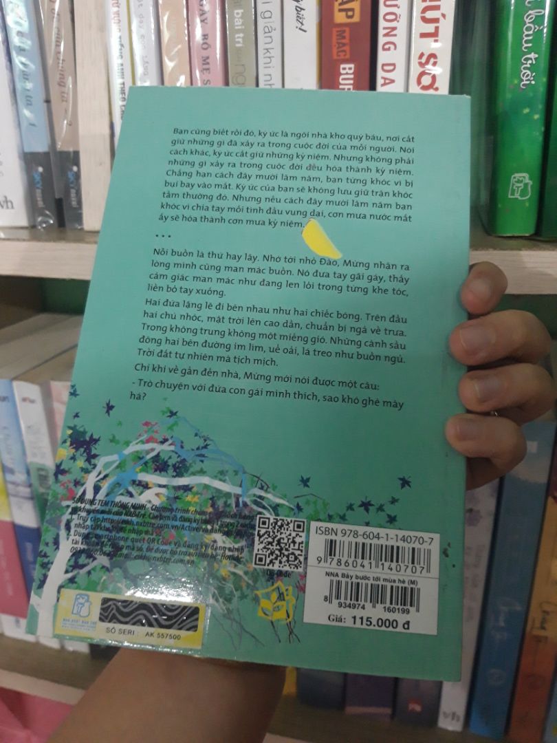 Quyển này siêu cũ,  không có seal. Lúc đầu đọc đánh giá của các bạn khác cứ lo lo nhưng đến lúc nhận hàng thì công nhận là đúng thật.  máy mình chụp hình sáng đẹp chứ bên ngoài cuốn sách đúng chuẩn thấy ghê luôn.  Thất vọng về tiki nhiều lắm