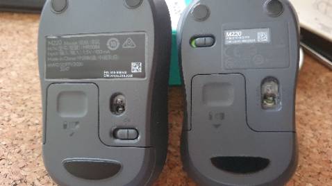 Bên trái là mới mua của shop, bên phải mua ở *** hồi đầu năm, mua thêm 1 con để khỏi cầm đi cầm về. Mà đều là M220 silent mà cùng kích thước còn bố cục mặt sau lại thấy khác nhau (2 con cùng model khác năm sx thì đổi logo chứ nhà SX nào rảnh lại đi đổi lại thiết kế chứ?), coi tem thì thấy các thông số cũng khác nhau luôn (thể hiện ít thông tin hơn).
Mới dùng thì tạm thời cũng chưa có vấn đề gì, còn vài bữa thì tất nhiên ko thể đổi trả được nữa cho nên là cũng OK