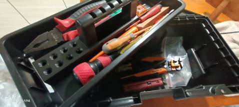 Tôi biết nhản hiệu Truper, không phải loại Tốt Nhất... Tôi chọn thùng đồ nghề Truper vì Rất Hài Lòng sản phẩm với giá tiền rẻ. 

Tôi cũng mua thùng đồ nghề vì thấy thùng đồ nghề có 1 màu đỏ.... 1 màu rất Ngầu và rất thích! Hơi buồn 2 giây... Vì nhận thùng đồ nghề màu Đen!