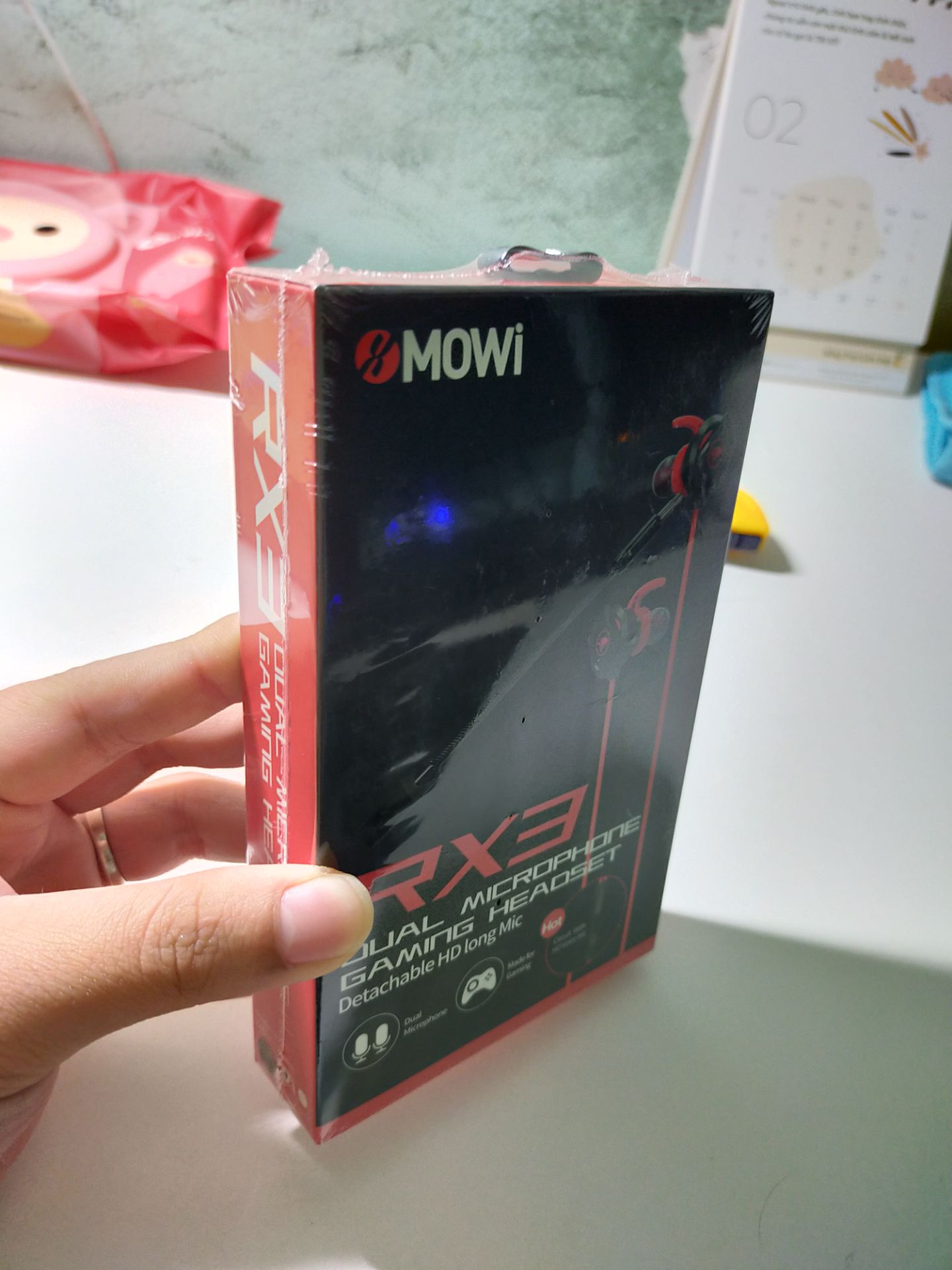 Ngoại hình khá đẹp, vỏ ngoài bằng nhựa hết, độ hoàn thiện khá tốt.
Nghe tiếng game ok mà nghe nhạc cũng hay ko kém, bass mạnh, bao phê.
Có jack tách 2 cho ai cần gắn PC, tuy nhiên thì dây khá ngắn nên phải mua dây nối thêm.