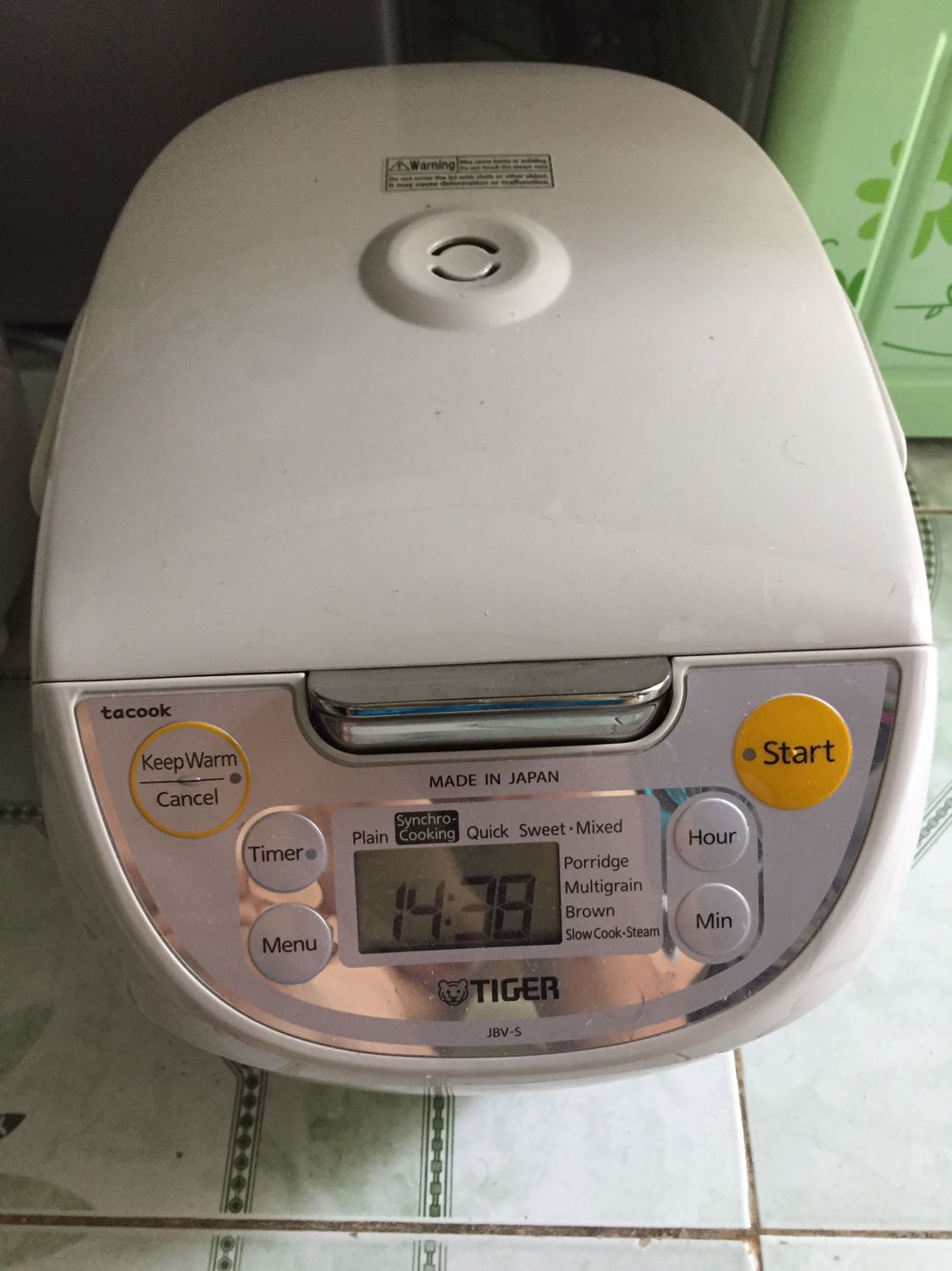 Nồi cơm điện tử Tiger nấu cơm ngon, cơm dẻo mềm. Điểm trừ duy nhất là đồng hồ theo giờ Nhật Bản (trước Việt Nam 58 phút). Nhìn chung mình rất hài lòng. Hàng Made in Japan chính hãng, sản xuất tại Osaka.