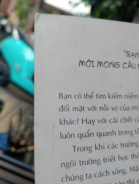 Hôm nhận thấy sách cũ, có người đã đọc trước rồi. Cũng k so đo làm chi. Này đang đọc rớt luôn xấp mười mấy tờ giấy. Có nên chăng đền một cuốn mới 100% k nhỉ,??