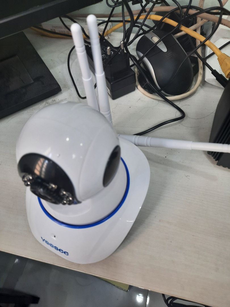 hàng lỗi, không có nút reset, không có chỗ gắn LAN. Không nên mua