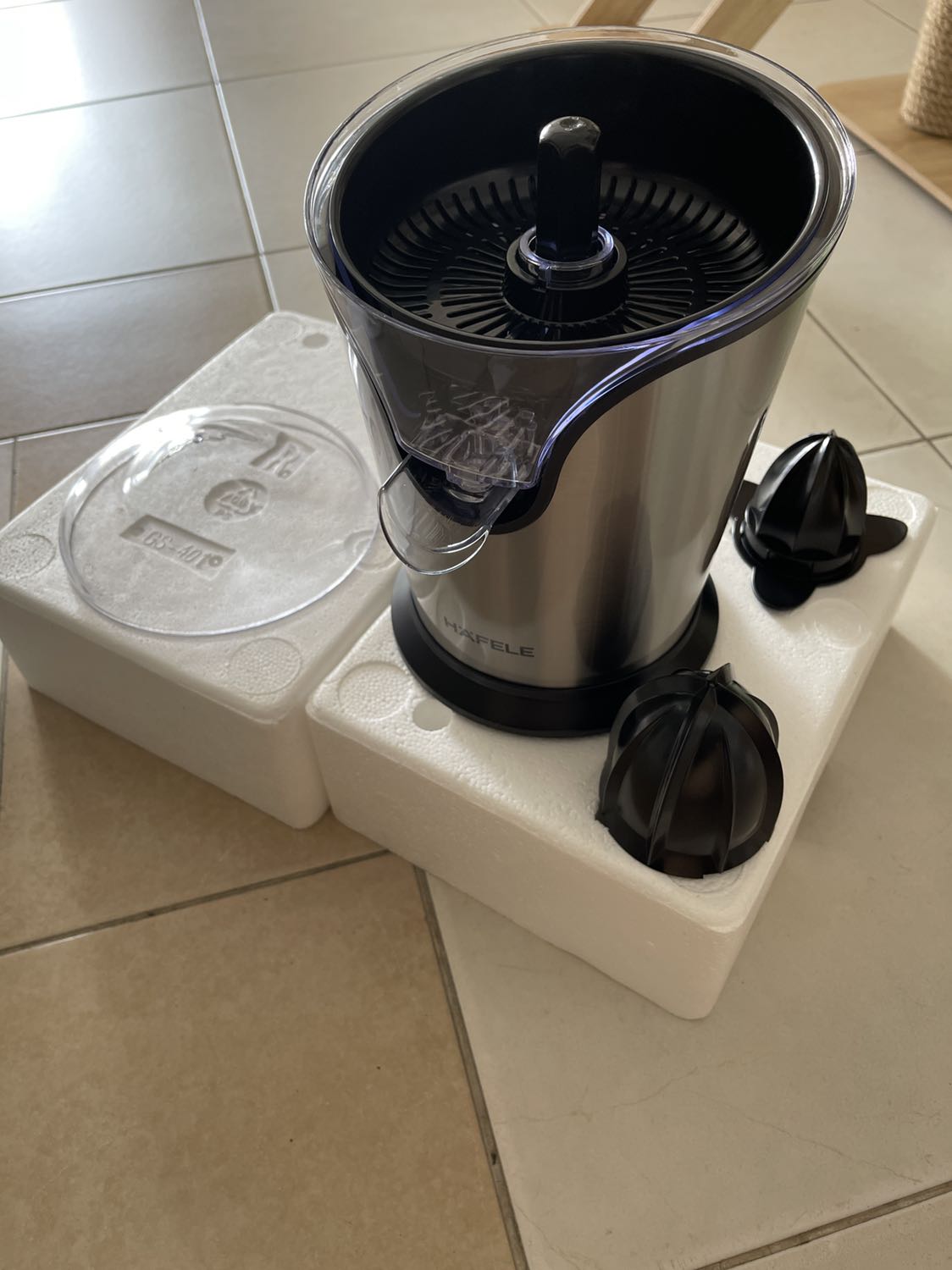 Máy nhìn coi chắc chắn, cầm lên có độ nặng, đặt lên mặt bếp phẳng là nó cố định, các chi tiết tháo ra lắp vào chỉ bằng thao tác xoay / giở lên / ấn xuống, khi lắp vào cảm giác các chi tiết máy ăn khớp nhau dễ dàng.