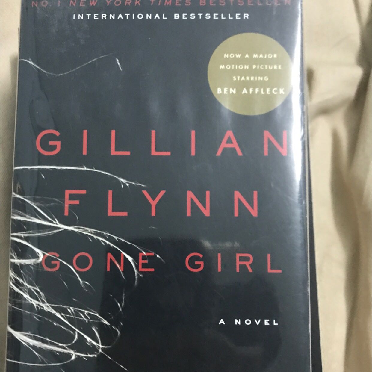 Trời, sách nhỏ bằng tay mình luôn á mng( tay con gái nha), ai mua thì cân nhắc nha nếu thích đọc quyển sách to, nhìn vừa hơi buồn vừa mắc cười ? nhưng mình săn em nó 99k nên nghĩ lại thôi cũng lỡ rồi, quyển này thì đóng kĩ, quyển sau mới buồn :( bụi quá