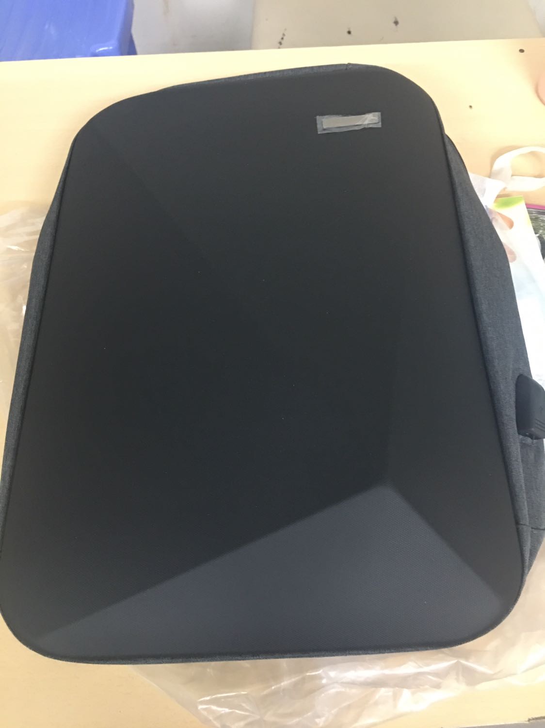 Sản phẩm đẹp, chắc chắn, shop đóng gói khá cẩn thận. Balo có nhiều ngăn nhỏ đựng đồ lặt vặt. Dây đeo cũng khá chắc chắn.