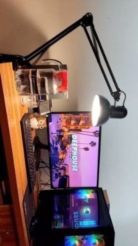 - Cứng cáp, chắc chắn, dễ lắp đặt.
- Sản phẩm chất liệu tốt, màn chụp dày, không méo.
- Màu sơn đẹp.
- Vận chuyển: 1-2 ngày.
Tổng kết: Sản phẩm hài lòng, giá tốt.
Decor góc pc rất hợp lý, chill. Bóng đèn lại dễ thay.