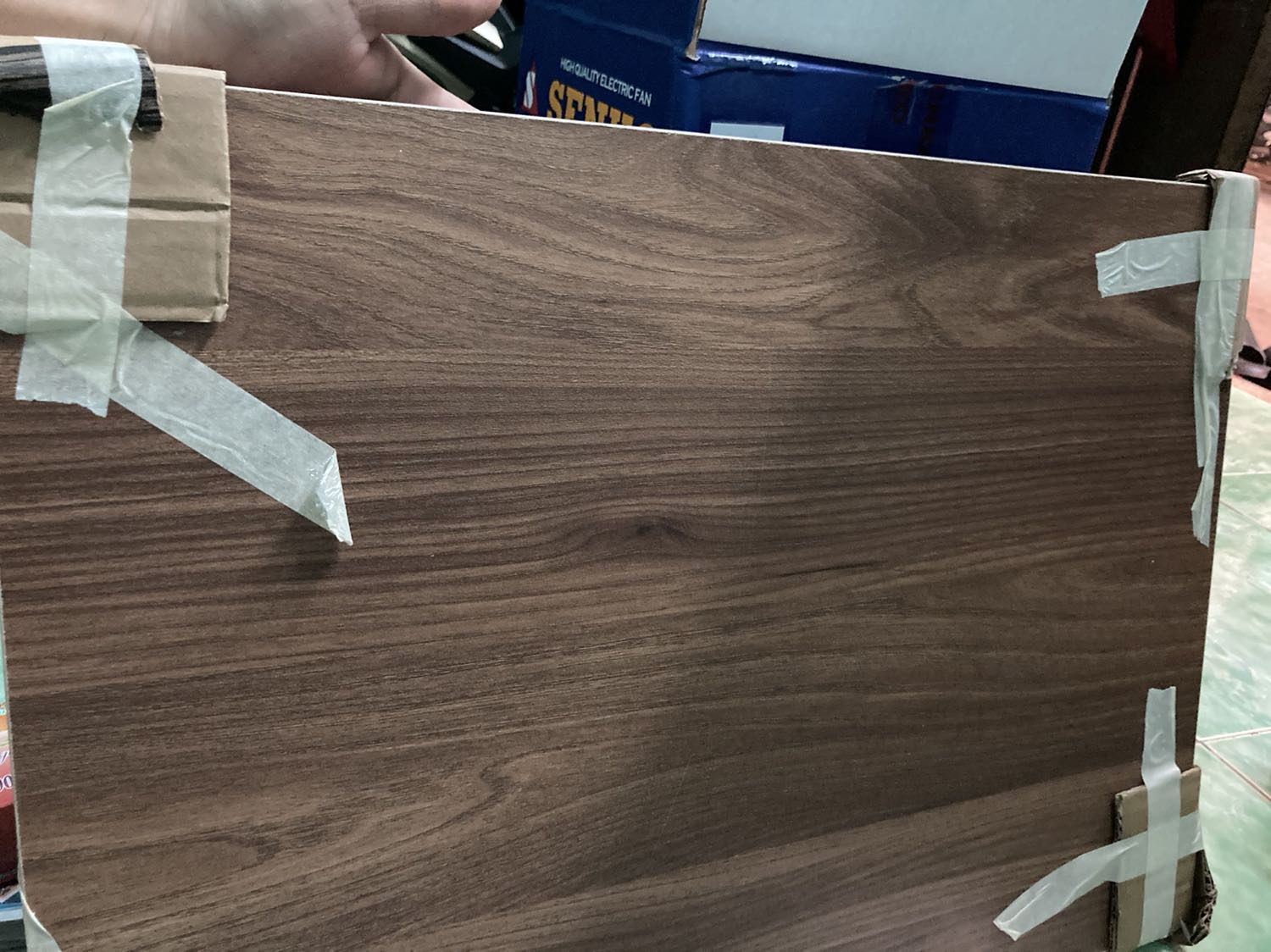 Đóng gói ổn, có dán các góc đễ tấm vãn không bị trầy xước thì phải, lần này thấy giao hàng hơi chậm hơn các lần trước, chọn màu vân đậm nên nhìn khá đẹp ưa mắt.