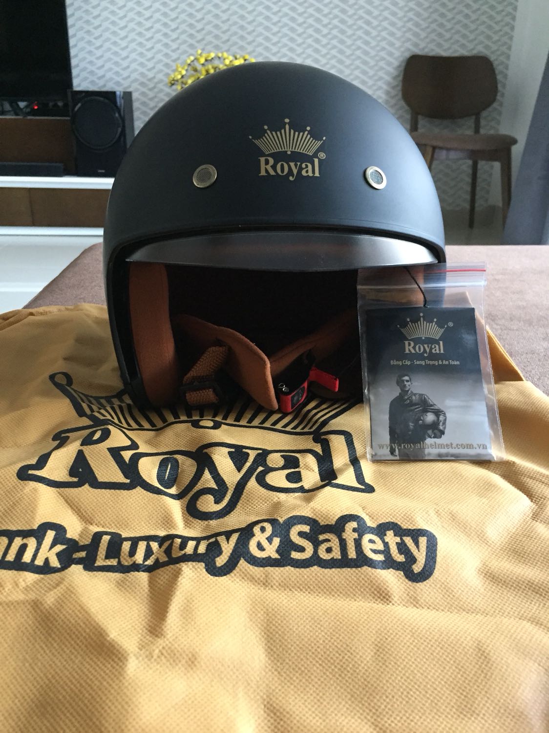 Mũ đảm bảo chất lượng cao, mang thoải mái

Mũ em mua là size L là cỡ 59-60( có vẻ như chỉ có một size) và em thường mang mũ cỡ 56-58 nên mũ hơi rộng so với đầu em nếu chưa thu dây ở cằm và em thấy vừa nếu đã thu sát dây.

Em cảm ơn người bán và tiki rất nhiều.