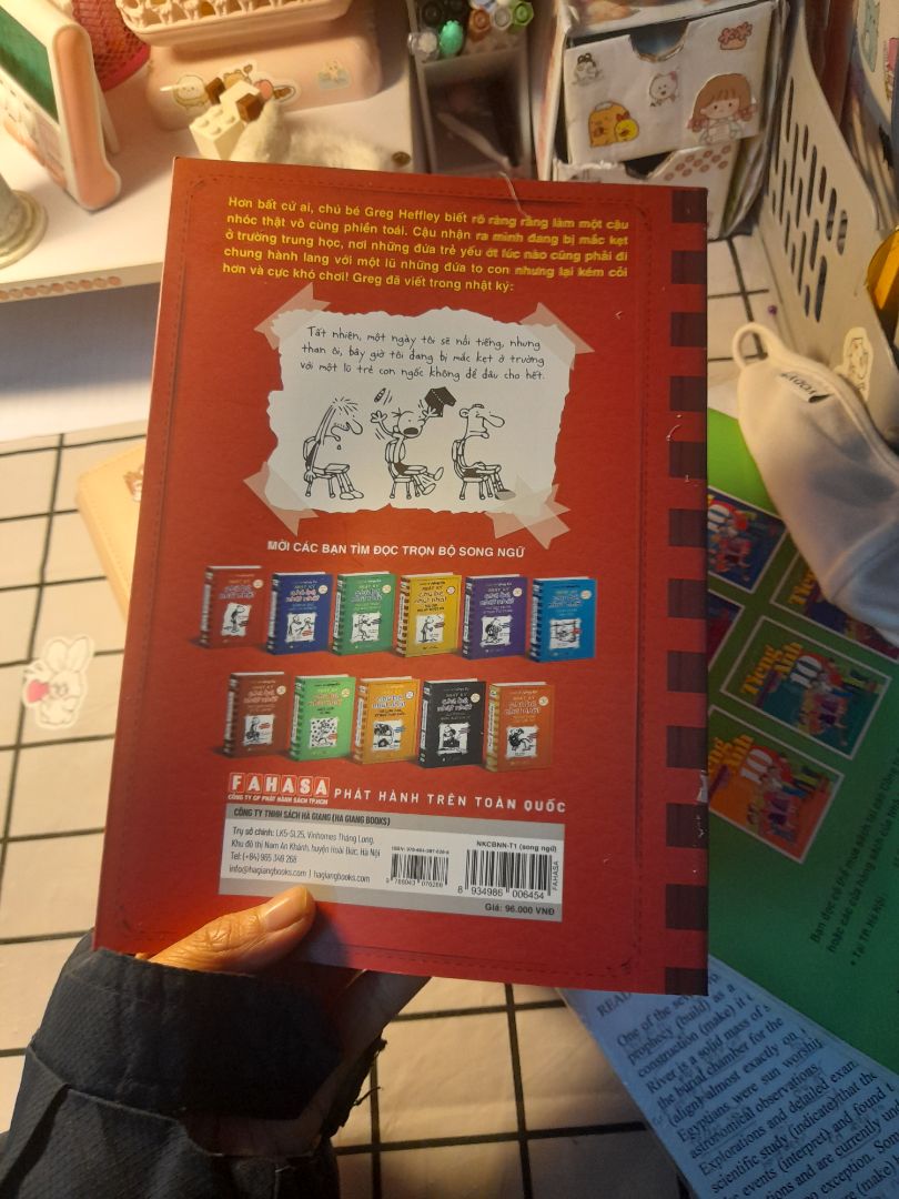 Sách sịn dã man ý! Hình ảnh sinh động đã thế còn song ngữ tiếng siêu sịn hàng đẹp giao nhanh mỗi tội gói hộp hơi méo xíu nhưng ksao vì sách vẫn xinh và đẹp!!!