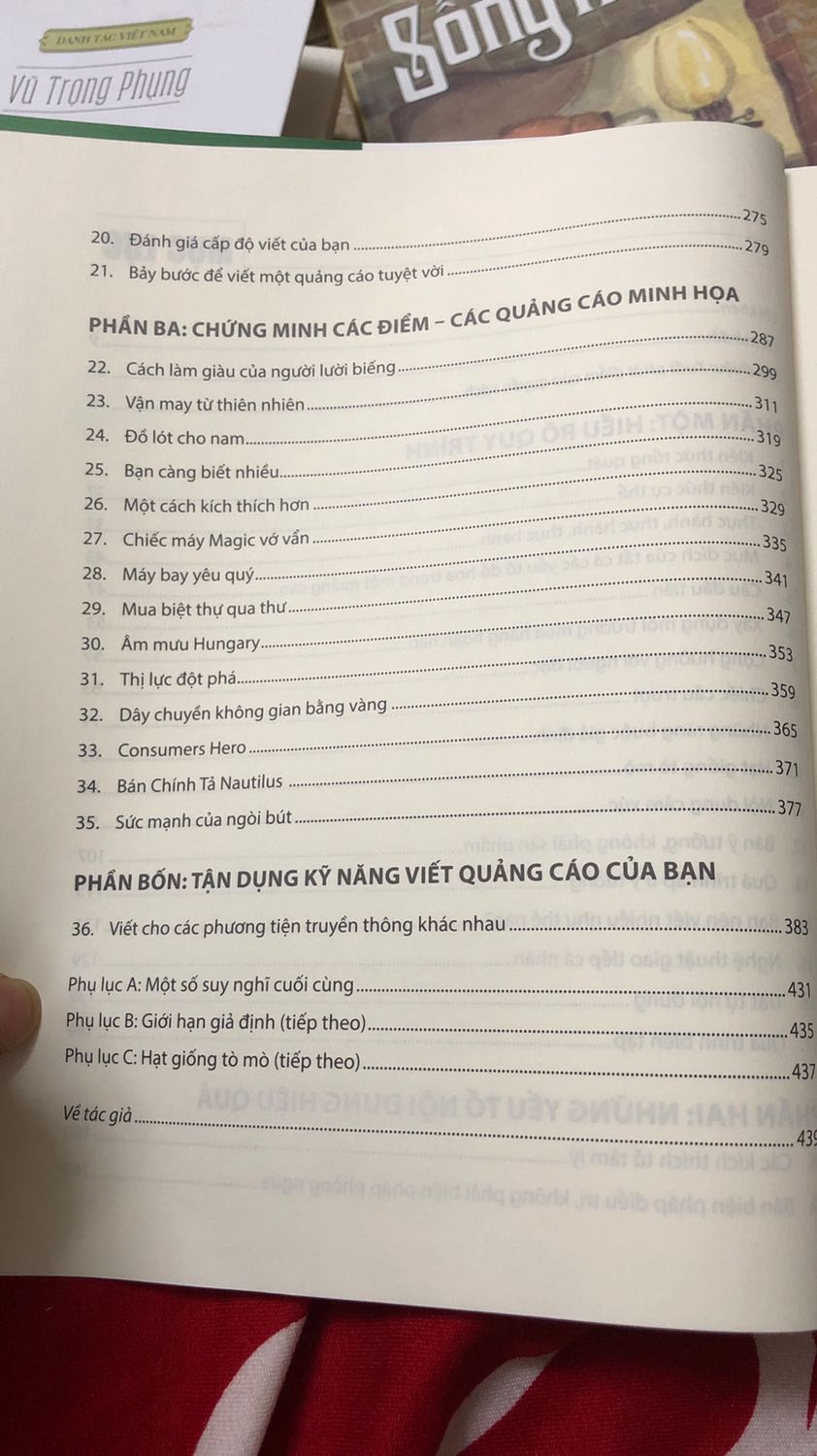 Lần đầu mình thấy cuốn sách thiết kế dạng này. Khá thú vị. Còn về nội dung mình chưa dọc nên chưa đánh giá. Tuy nhiên, so với bản gốc. Bản dịch này của tác giả k biết là lược bỏ phụ lục D và E thì phải. Cũng chưa hiểu lắm dụng ý của dịch giả. Mình sẽ thông tin thêm khi đọc xong :)))))))