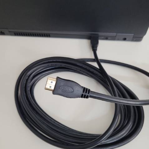 Cáp chắc chắn, kết nối ổn định, chất lượng sắc nét.
Dây dài 5 mét nên thoải mái cho mình kết nối với màn hình máy chiếu ở xa, cảm ơn shop