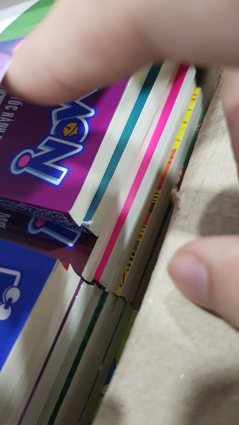 Đồ mới mình mua đi tặng mà kiểm tra sách sứt mẻ, nhăn nheo hết cả bìa thế này mình sao tặng được. Hộp đựng cũng xấu nữa. Mình mới nhận hôm nay thôi đấy, yêu cầu bên bạn xử lý ngay giúp mình. Tạm thời đánh giá 1 sao nhé.  
~ Hà Nội ngày 30/12/2021