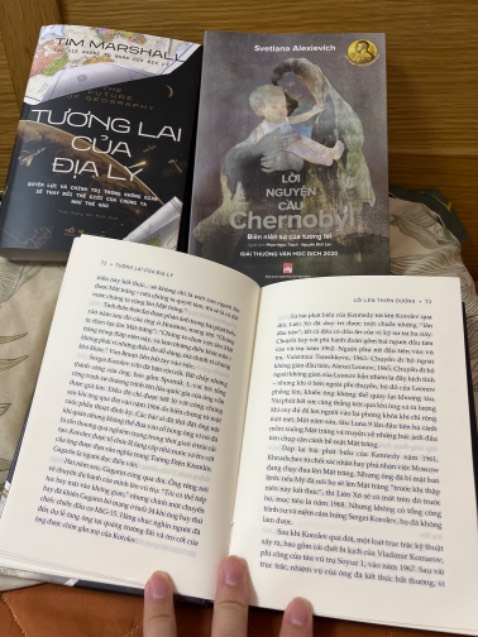 Tác giả này thì hot rồi, 4 quyển trước đọc đều hay. Tiki update sách mới rất nhanh, mình là 1 trong những người mua cuốn này đầu tiên trên sàn, giá cũng rất ổn nữa.