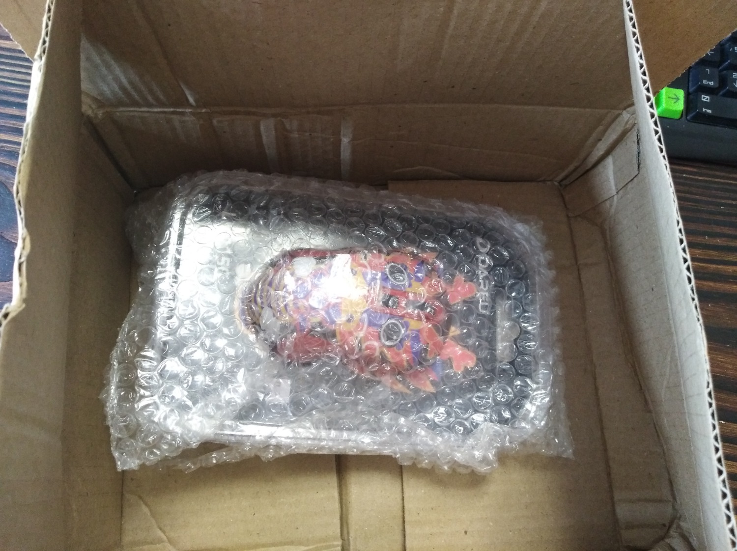 Phần Tiki:
1/ Không yêu từ cái nhìn đầu tiên, hộp móp méo như đống giấy nhàu xài lại, tem cảnh báo dễ vỡ chỉ dán cho sinh động.
2/ Giao nhanh, nhân viên lịch sự.
Phần sản phẩm:
1/ Kiểu dễ thương như quảng cáo.
2/ USB receiver nằm sâu kế chỗ để pin, phải lấy pin ra trc mới lấy dc USB ra, đầu cầm hơi nhỏ và trơn, ai bị mồ hôi tay chắc hơi khó lấy.
3/ Vỏ nhựa hoàn toàn, nhẹ, cầm không chắc tay (cảm tính bản thân).
4/ Click tiếng hơi to, có 3 cái nút chưa biết dùng làm gì.
5/ Giá không rẻ không mắc, 175k thì mua được.