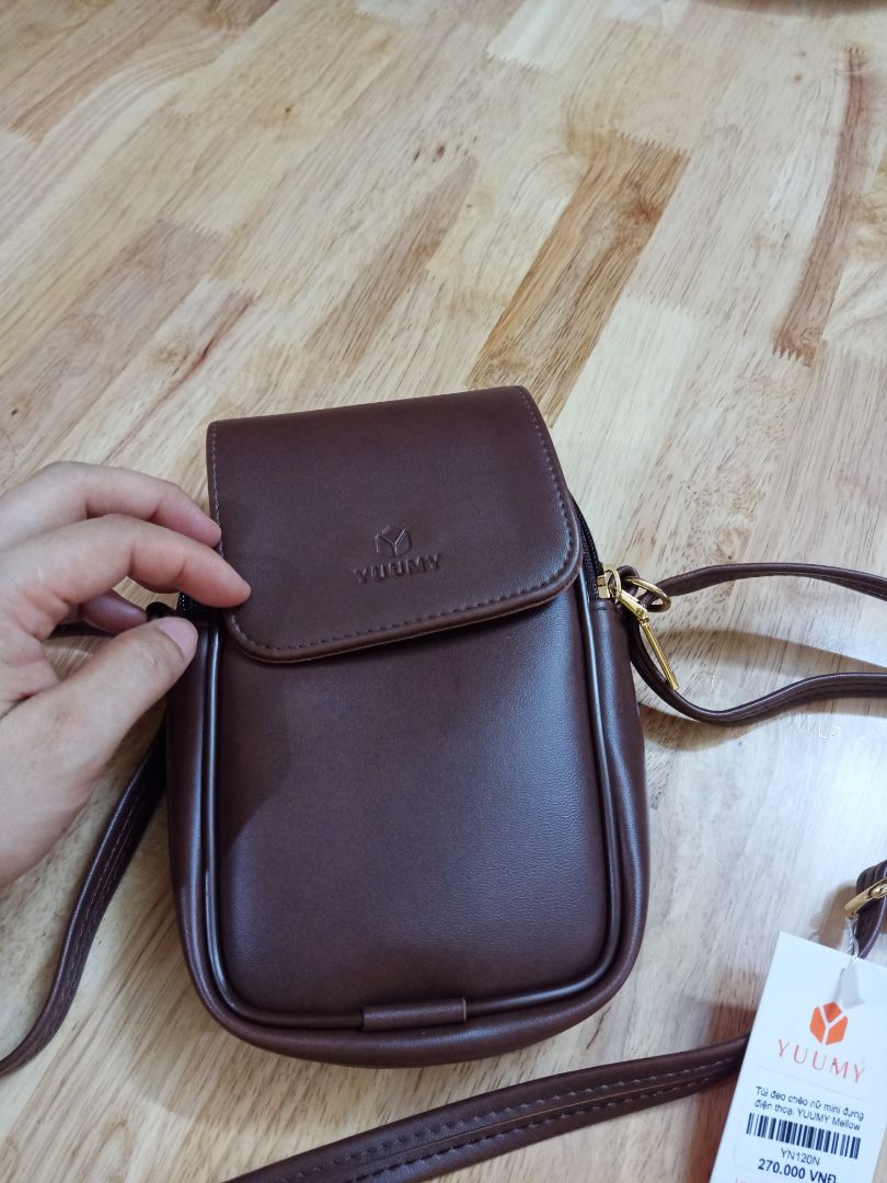 Túi đúng mẫu, đường may đẹp .Nhìn hình thì nhỏ nhưng thực tế nhận rộng nha , đựng được cả kính và ví tiền ấy . Chưa biết chất lượng da thế nào ạ nhưng trước mắt là mềm ạ .