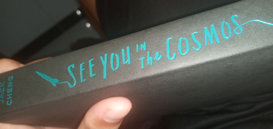 Giao hàng nhanh, sớm hơn dự kiến. Chất lượng giấy tốt, khá dày. Vì mình đọc sách để phục vụ cho việc học tiếng Anh với ghi chép bằng viết chì khá nhiều trong sách nên mình có sử dụng tẩy rất nhiều, nhưng vẫn chưa bị nhem nhuốc nhiều và có dấu hiệu mất chữ. Những ai vừa mới bắt đầu đọc sách bằng tiếng Anh thì hãy nên cân nhắc cuốn này nhé.