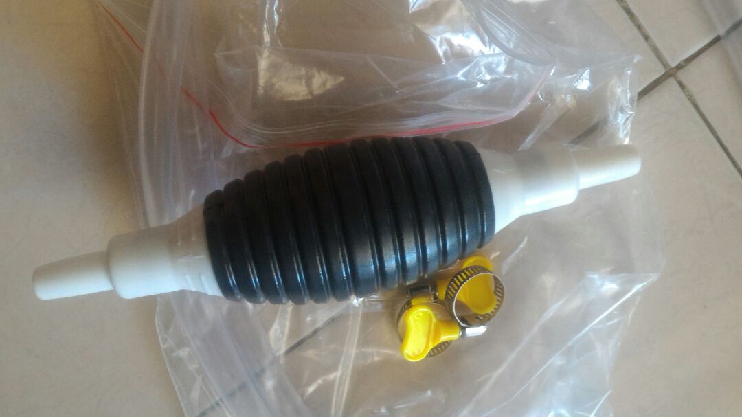 Shop giao hàng không như mô tả , chất liệu mô tả là cao su, van đầu vào và ra bằng hợp kim nhôm .Nhưng giao hàng toàn bằng nhựa .ống nhựa Shop giao là một đoạn dài 0.95mét.không phải là đầu vào 1,2 mét và đầu ra là 0.8 mét.Mong Shop lần sau bán hàng đúng theo hàng mà shop mô tả . Thân!