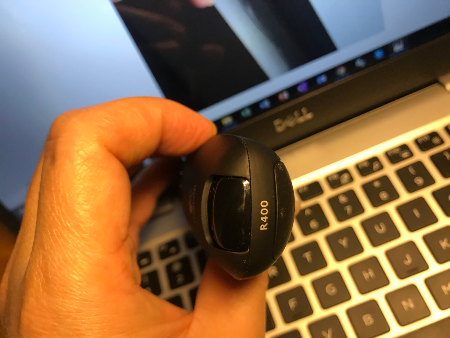 Thường hay mua hàng qua TIKI vì tin uy tín kiểm duyệt NCC, ít khi kiểm tra. Lần này nhận về mở ra thì vỏ hộp/ khay nhựa bọc sản phẩm bị dọc cạnh. Không rõ 2 pin nguyên bản theo máy là loại gì, nhưng loại nhận được thì coi như No name (nên vứt luôn). Sản phẩm thì chỗ nắp lắp pin bẩn, USB thì xước. Nói chung nghi hàng đổi trả trước đó (hàng cũ, đã dùng), hoặc bị tráo pin... Thất vọng