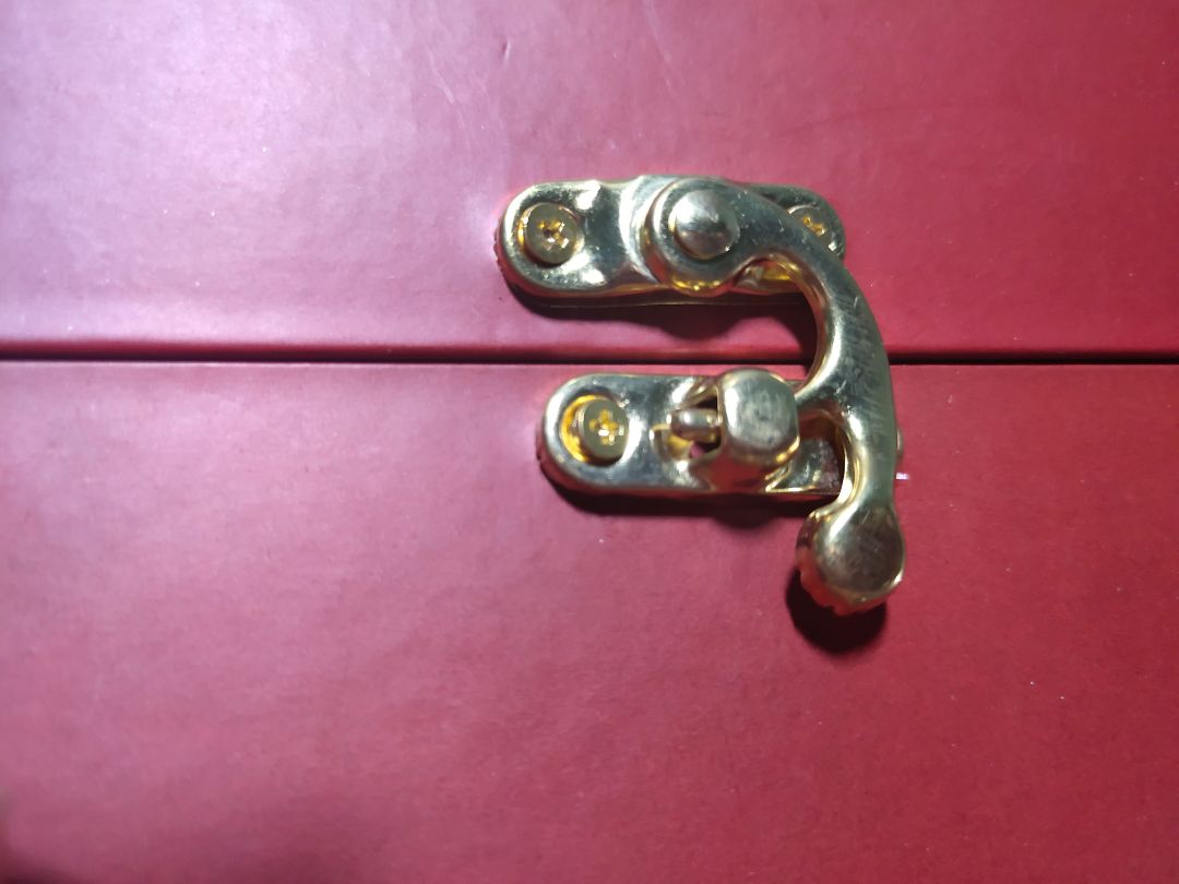 sản phẩm có bọc màng nilon bên ngoài nên hạn chế được bụi bẩn. boxes này có cái khoá độc lạ hơn phiên bản cũ. 
Bên tiki lúc đóng gói cũng cố gắng cắt thùng cho vừa với boxes nên khi vận chuyển có thể hạn chế hư hỏng.
tuy nhiên theo mình đánh giá do thiết kế của boxes này khi mà kích thước của sách và boxes có 1 khoảng hở (có thể do nhà xuất bản phụ nữ cố ý để như vậy để khi lấy sách ra boxes dễ lấy hơn) nên khi vận chuyển vẫn làm cho hộp bị hở nhẹ 1 bên, mình đang đi làm định mang về quê khi rảnh, lúc đó chắc như nâng trứng quá vì sợ bung hộp. hơi buồn xíu