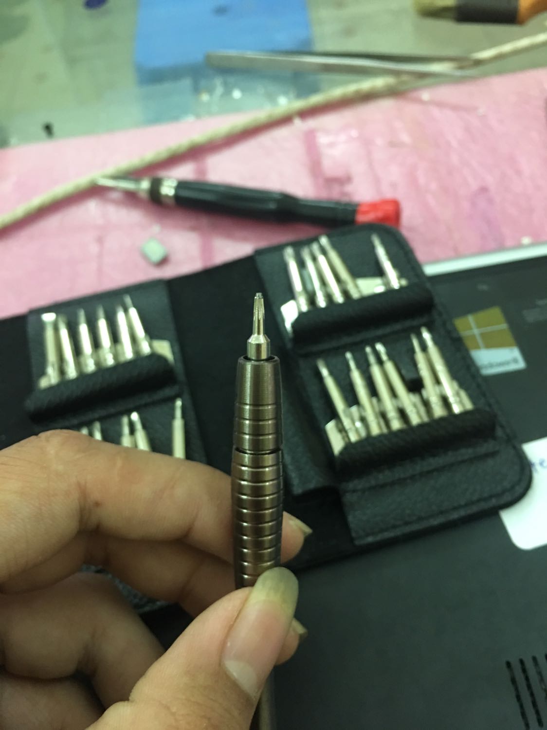 Tiki giao hàng chuẩn, đúng hẹn không có gì phàn nàn cả
Còn sản phẩm thì đẹp nhưng chất lượng thì hzzz!!! Mới vặn được có cài lần đầu vít đã tròn vo vậy rồi. Trắc quăng sớm