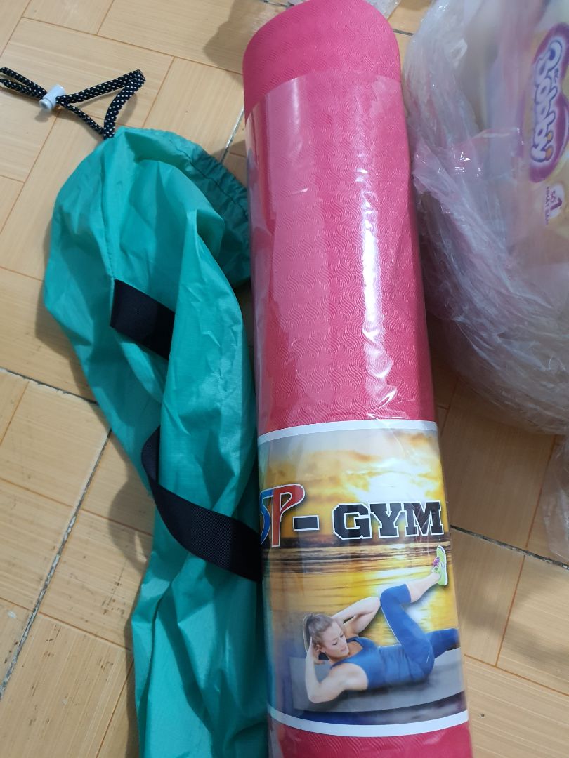 Thảm chỉ có 1 lớp, túi đi kèm mỏng dính cứ tưởng cái bọc đựng bên ngoài thảm. Không giống ảnh tí nào. Mình mua lần 2. lần 1 giống ảnh y chang cả túi đựng cũng vậy. lần 2 nhận được thảm xong chánnnnn. Trả hàng nhé!