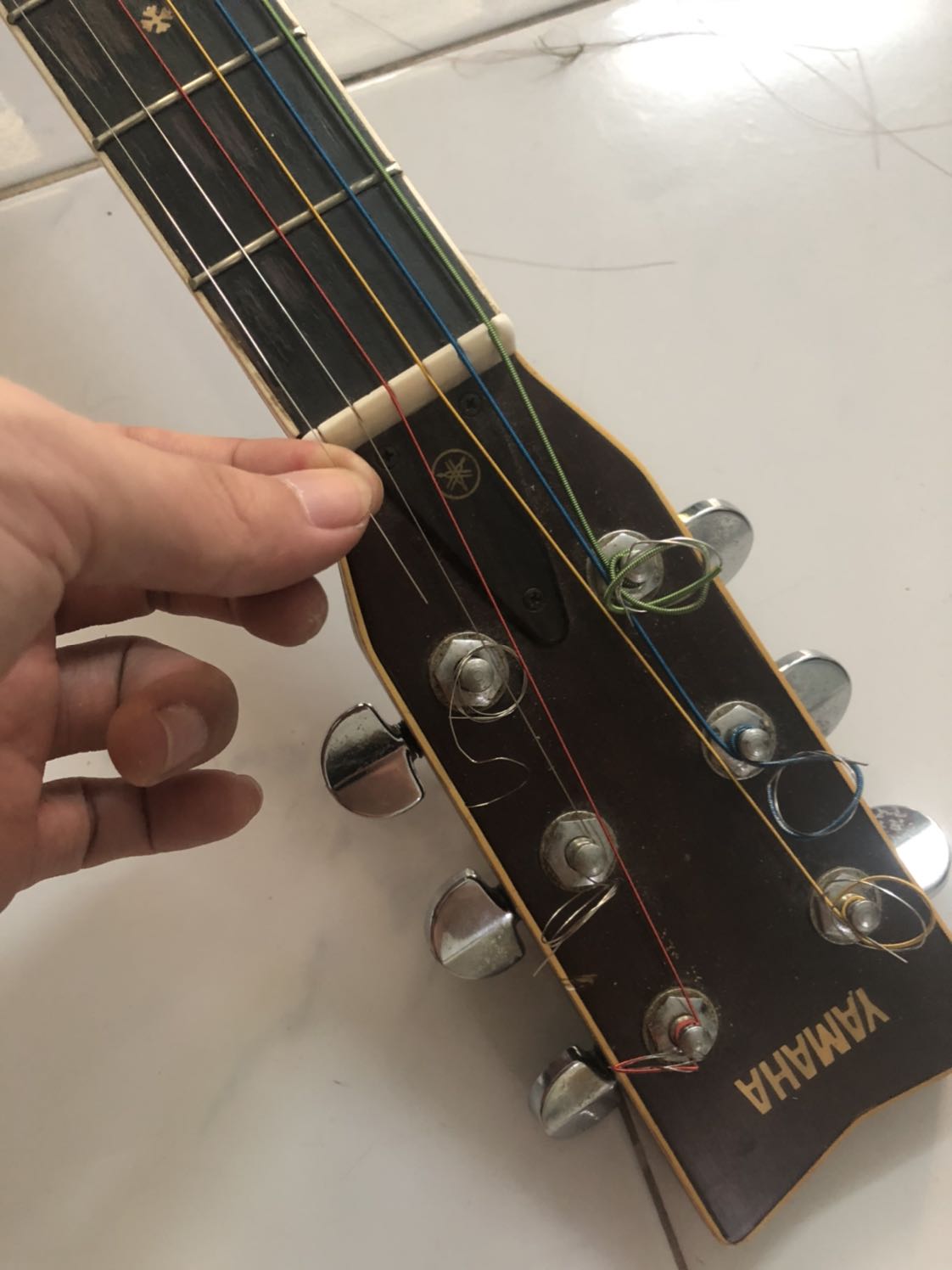 Vừa gắn lên dây chưa lên tới nốt đã đứt, chưa đánh được phát nào :(((