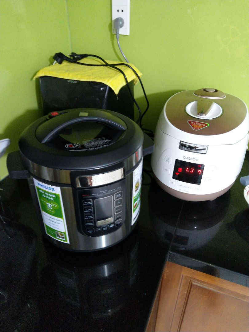 món đầu tiên mình nấu là cháo lươn mình hầm 20' cháo chín hạt gạo nở mềm rau củ mềm mà k bị nát dùng nĩa nghiền ra là có thể cho bé ăn được rồi. dùng nồi tiện lắm nấu ăn nhàn lắm các mẹ ạ. mình mua nồi lúc sale + 150k giảm giá= 2389k quá rẻ luôn ạ! đang hóng để mua chiếc thứ 2 😘😘😘😘