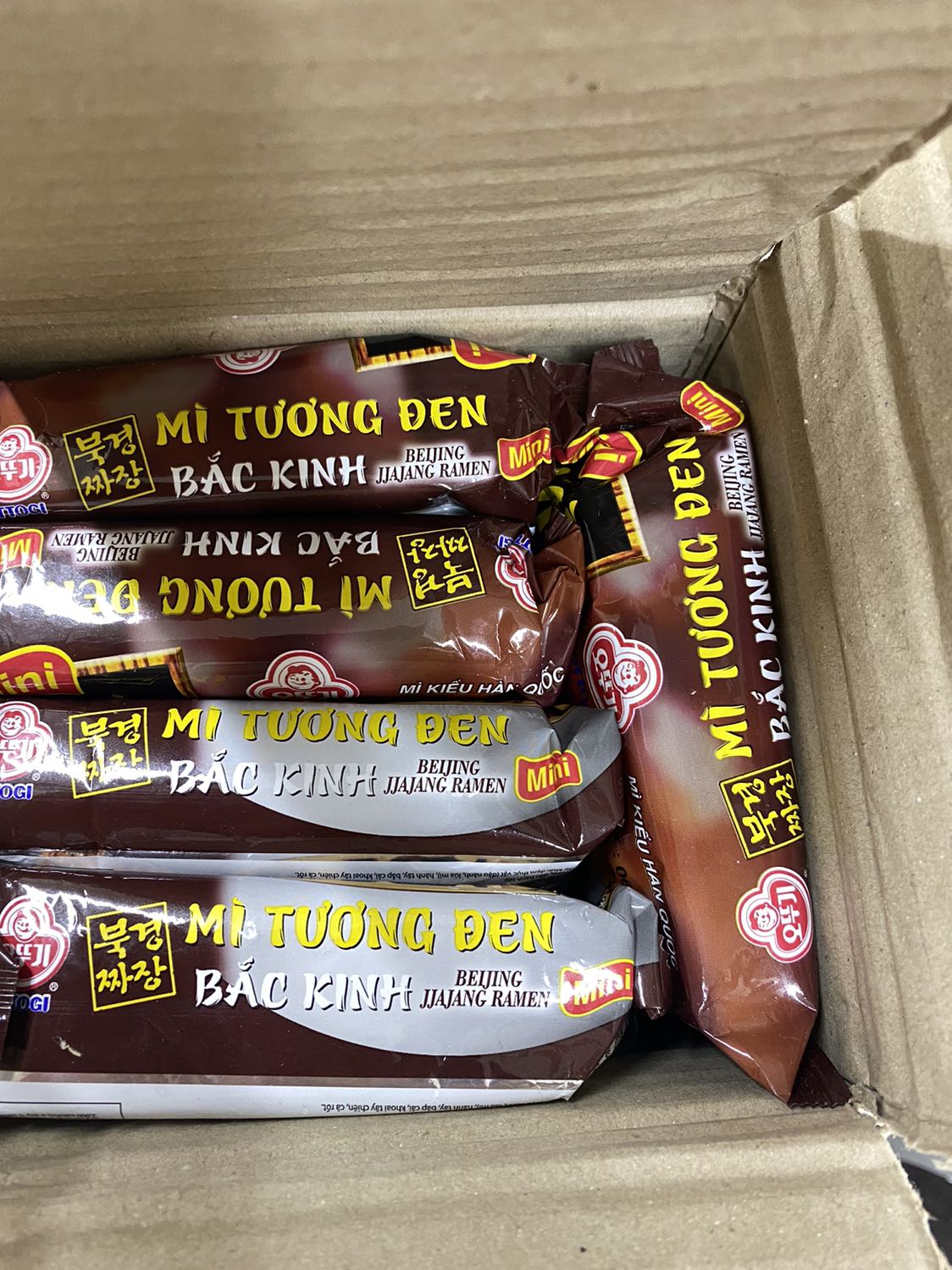 Đặt 3 lốc 5 gói # 15 gói tổng cộng nhưng shop chỉ giao 5 gói. Đề nghị shop giao bổ sung phần còn thiếu là 10 gói nữa giúp mình nhé. Shop giao thiếu hàng, hứa hoàn tiền nhưng đến giờ 12/4/2022 vẫn chưa hoàn trả.