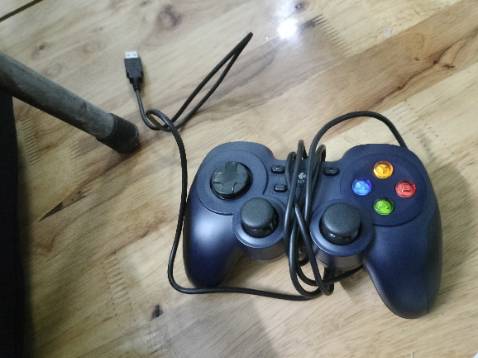 Nhìn chúng mọi thứ rất ok so vs tầm giá , tuy nhiên các nút LT, LB, RT, RB khá cứng ko tạo cảm mềm mại