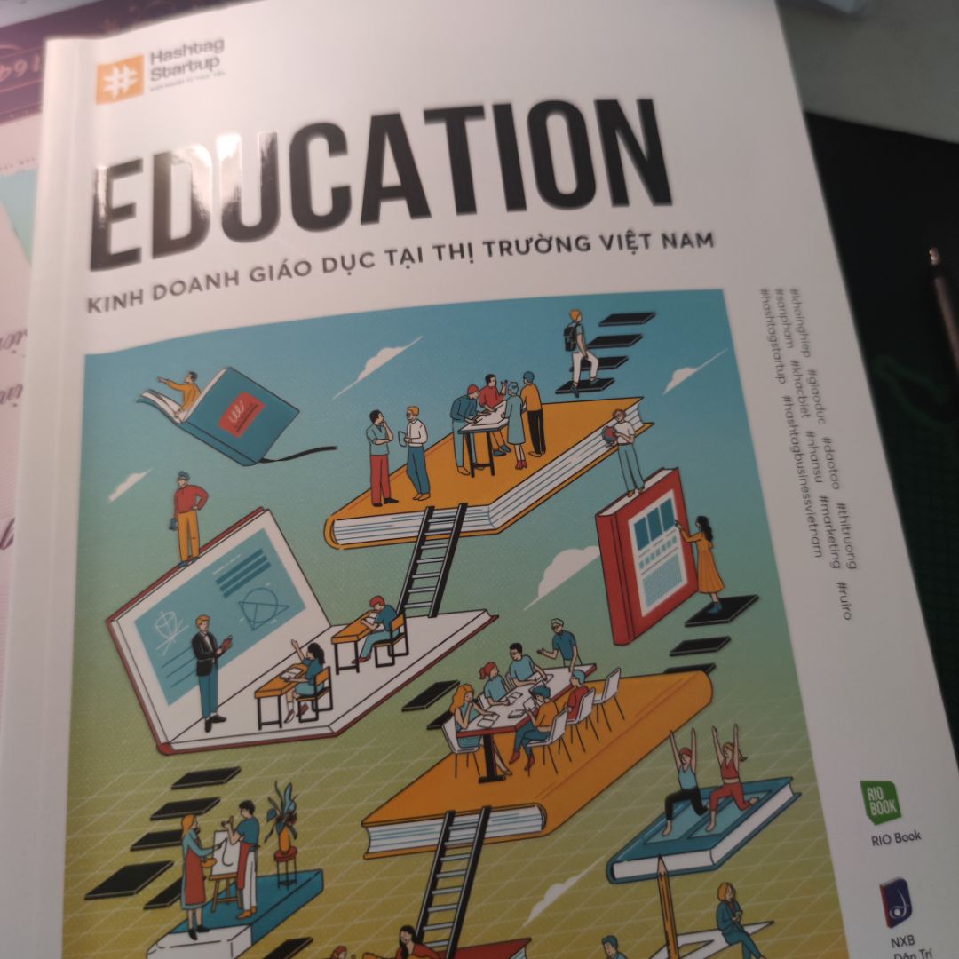 Chất lượng bìa và giấy thì không bàn cãi mình rất ưa.
Nội dung thì mình mới đọc đến mấy trang đầu thôi nhưng mà đây giống như là làm luận án rồi tổng hợp lại vậy. Sẽ đọc tiếp và cho feedback sau.
Tiki giao hàng nhanh thanh toán qua *** quá hời giảm được 30k liền freeship nữa chưa đến 2 tiếng là đã có đồ.
Dịch vụ ok vì mua sàn điện tử rẻ hơn nhiều lại được tích điểm với review liền. Cảm ơn Tiki nhiều