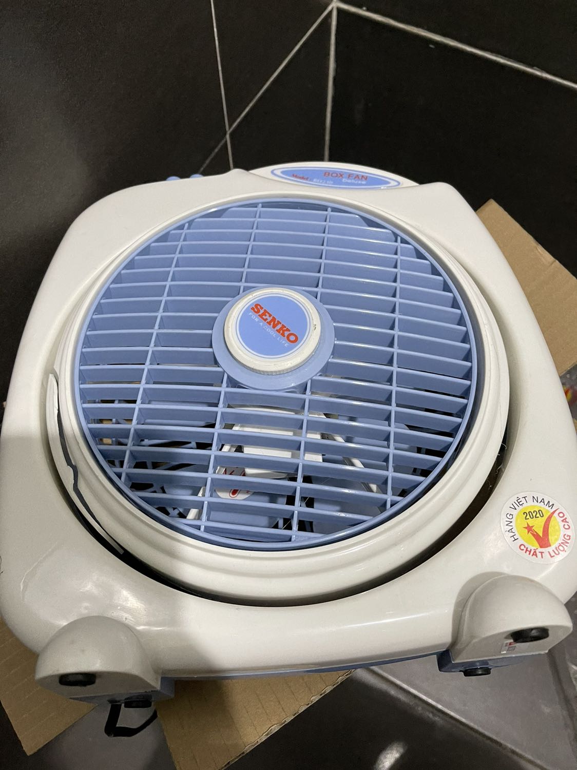 Vừa nhận quạt bóc ra đã thấy bể mất 1 góc, shop bán hàng mới hay thanh lý hàng lỗi vậy? 
Bao bì hộp bên ngoài ko hề móp, nhưng mở bên trong ra thì đã bể như này, không dùng được. 
Yêu cầu tiki giải quyết đổi hàng giúp