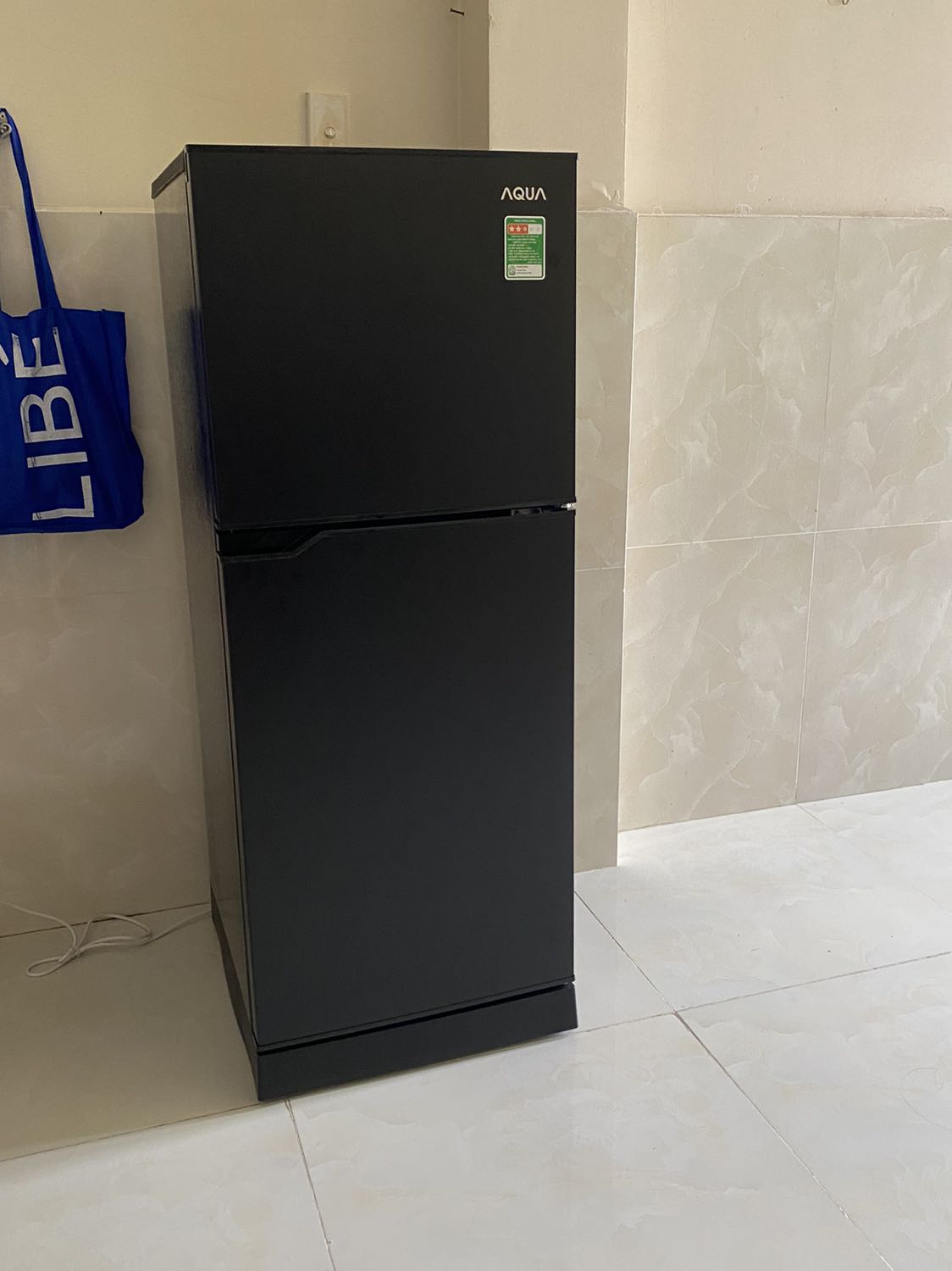 Tủ lạnh chạy êm cực luôn á, đến nỗi không nghe tiếng máy chạy mình còn tưởng hư hay không hoạt động nữa. Hệ thống làm mát ngăn dưới và làm lạnh ngăn trên rất nhanh và hiệu quả luôn. Tủ lạnh mình thấy không có bị quá mùi á nên sau khi để 5 tiếng cho khí gas ổn định thì mình cấm điện không tải thêm 5 tiếng nữa là bỏ đồ vào được rồi á. Ban nào kĩ thì có thể để thời gian lâu hơn cũng được nè