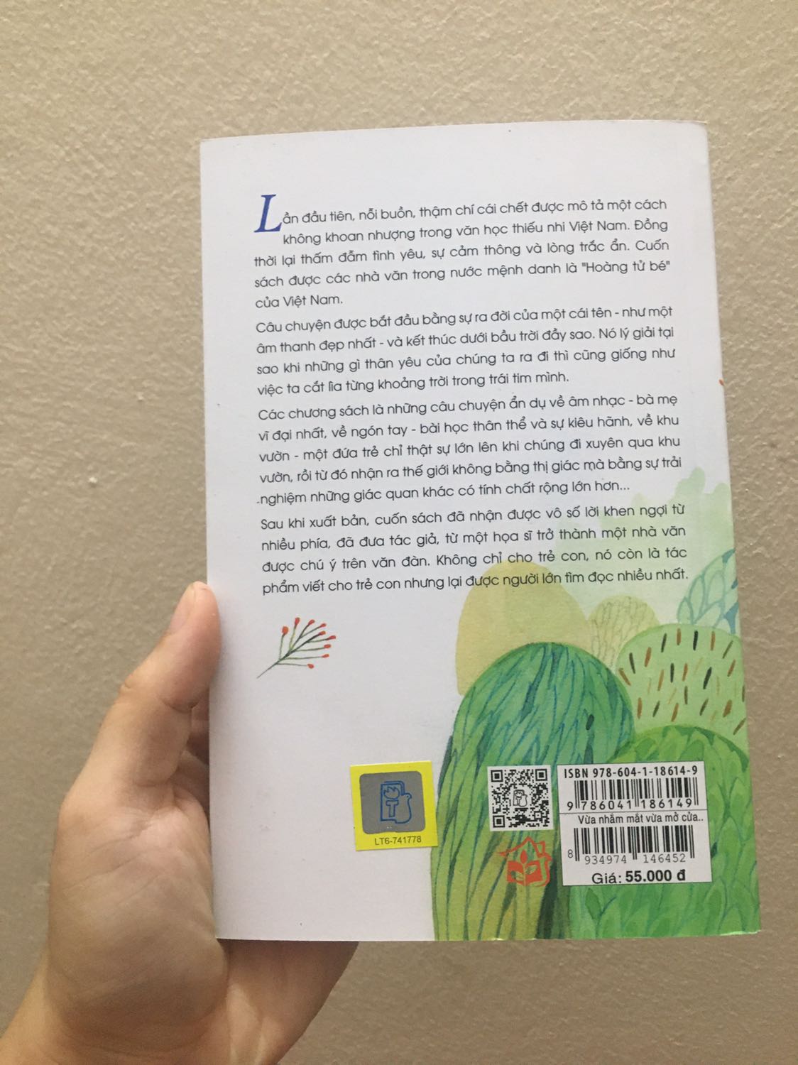 Cuốn sách không chỉ viết cho trẻ con mà được nhiều người lớn tìm đọc 🥰. nội dung dễ xương lắm luôn
Sách giao về nguyên vẹn, cái bìa trong giấy cam nhạt sờ siu thích
Tiki giao nhanh nữa, chấm 100 điểm