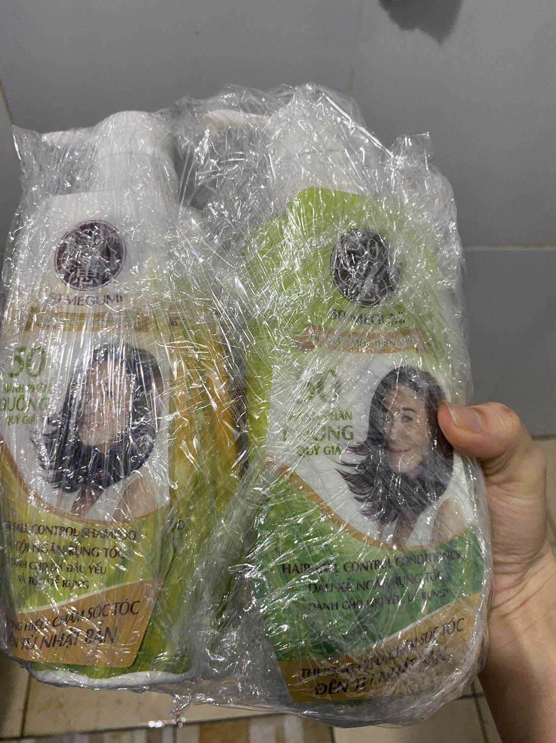 Tiki trước giờ giao hàng k làm mình thất vọng, giao nhanh, đóng gói chắc chắn. 
Sp thì mình chưa dùng nhưng có b giới thiệu kêu ok, giảm rụng tóc. Đợt này lại được tặng thêm chai dầu xả. Ưng ghê. ❤️