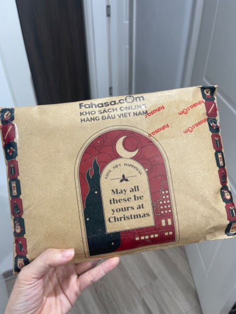 Vội vàng đánh giá 5* cho Fahasa cg như cách Fahasa *vội vàng* ship sách săn sale vừa đặt buổi đêm cho mình. Bìa đựng sách giáng sinh cũng là điểm nhấn. Sách săn sale giá tốt nên rất hài lòng. Nội dung sách thì không phải bàn rồi. Noi dung sách đã được nhiều hot *** chia sẻ là hay.