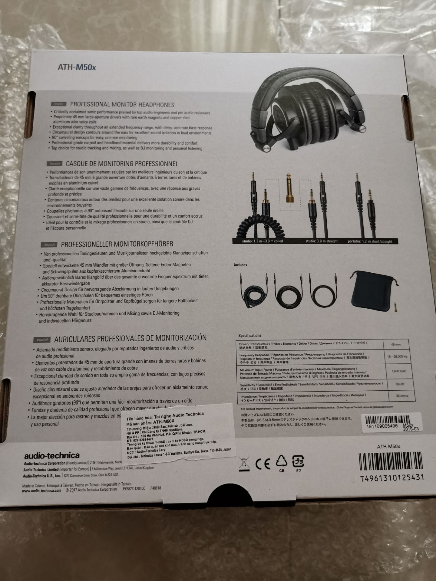 Tiki đóng gói cực chắc chắn. Hộp đầy đủ phụ kiện, mới tinh. Headphones chụp tai nên cách âm tốt, đeo lâu ko có cảm giác đau tai. Chất âm thì hài lòng so với giá thành.