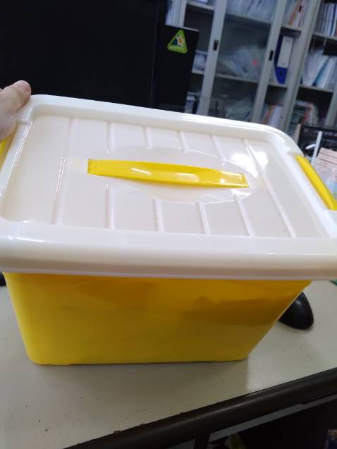 Có được cái thùng đẹp, bịch giấy ướt 80 miếng nhưng mà miếng giấy nhỏ xíu à, bằng 1 nửa tờ giấy ướt bình thường. Vì vậy bịch giấy cũng bằng 1 nửa bịch giấy 80 miếng khác.