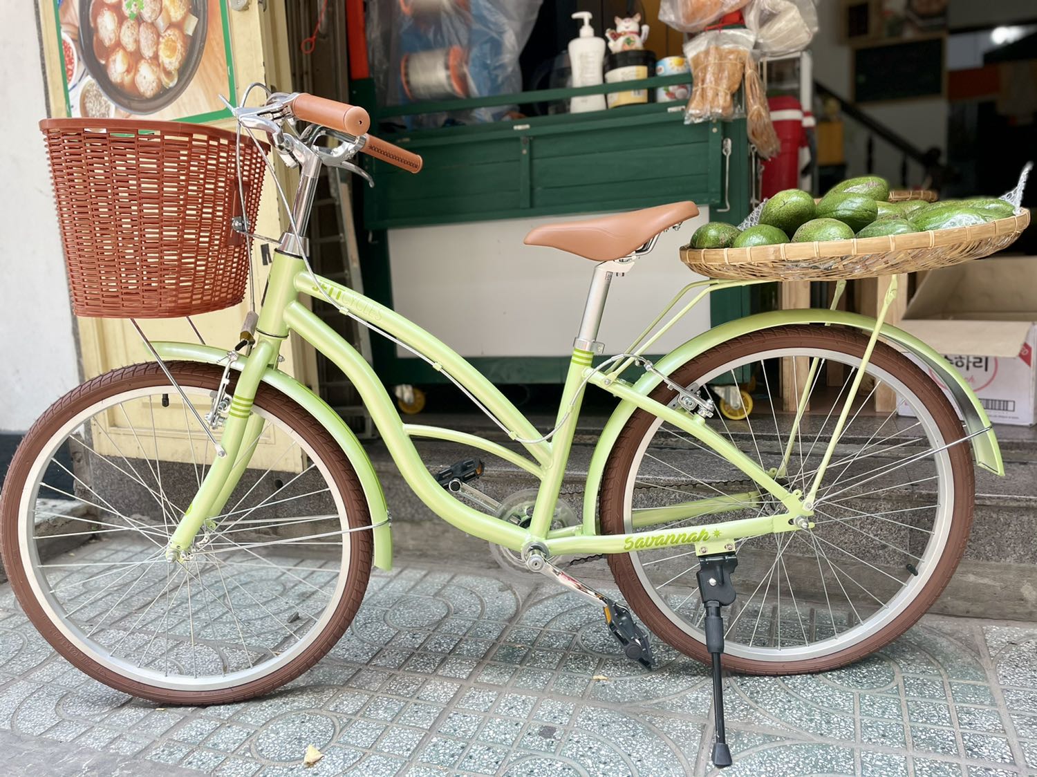 Mua xe vì yêu cái màu bơ ngọt lịm này

1. Xe nhận là chưa ráp còn trong thùng nhưng như vậy nên phí ship mới rẻ có mấy chục ngàn: 4 sao 
2. Màu đẹp như hình, vừa nhìn là hài lòng liền : 5 sao 
3. Xe tự lắp ráp nhưng không cho đinh lục giác để vặn óc, phải tự đi mua: 3 sao
4. Xe hơi thấp nhỏ, mình 1m58 mà cảm thấy xe rất thấp dù đã đôn yên xe cao hết cỡ, phù hợp với các em cấp 2 : 4 sao
5. chống xe rất yếu, làm chiếc xe khi đụng vào cảm giác cứ sắp ngã đến nơi: 3 sao

Mới ráp xong banha chưa bơm nên chưa chạy thử được