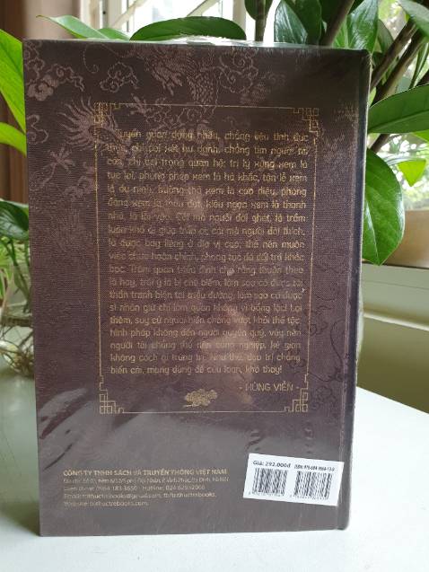 Không có gì phải nói nhiều về bộ sử này về giá trị của nó, ngoài việc viết theo kiểu biên niên nên sẽ khó đọc hơn nếu so với các bộ khác như Sử ký. Shop đóng gói rất cẩn thận nên như khui hàng thấy rất yên tâm không thấp thỏm lo lắng như hàng Tiki trading :)))
