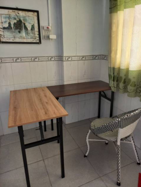 Bàn đẹp, gỗ MFC rông cũng tốt, tuy nhiên mình đặt 2 cái màu vàng nhạt, bộ phận giao hàng lại giao 1 cái vàng 1 cái nâu thật là khó cho khách, vì điểm này nên mình đânh giá 4 sao, giờ không lẻ đổi lại mà giữ thì cũng kẹt...suy nghi thôi mình chịu thiệt một chút vẫn lấy, do vậy shop cần chú ý về màu sắc khi khách đặt để giao cho đúng. Cám ơn Bàn đẹp, gỗ MFC rông cũng tốt, tuy nhiên mình đặt 2 cái màu vàng nhạt, bộ phận giao hàng lại giao 1 cái vàng 1 cái nâu thật là khó cho khách, vì điểm này nên mình đânh giá 4 sao, giờ không lẻ đổi lại mà giữ thì cũng kẹt...suy nghi thôi mình chịu thiệt một chút vẫn lấy, do vậy shop cần chú ý về màu sắc khi khách đặt để giao cho đúng. Cám ơn