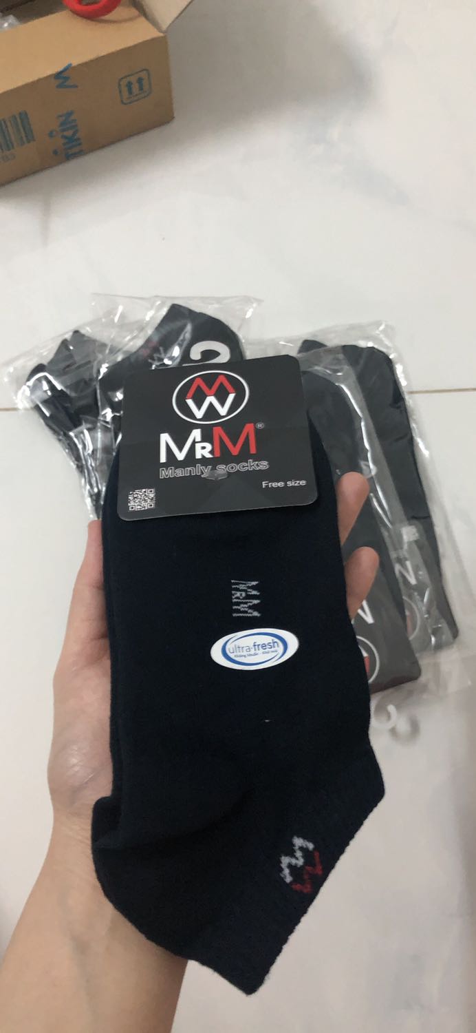 Vớ mỏng nhẹ, có sọc gân để thoát hơi. Chưa sử dụng nhiều nên không biết có bền không nhưng cảm quan ban đầu thì ok